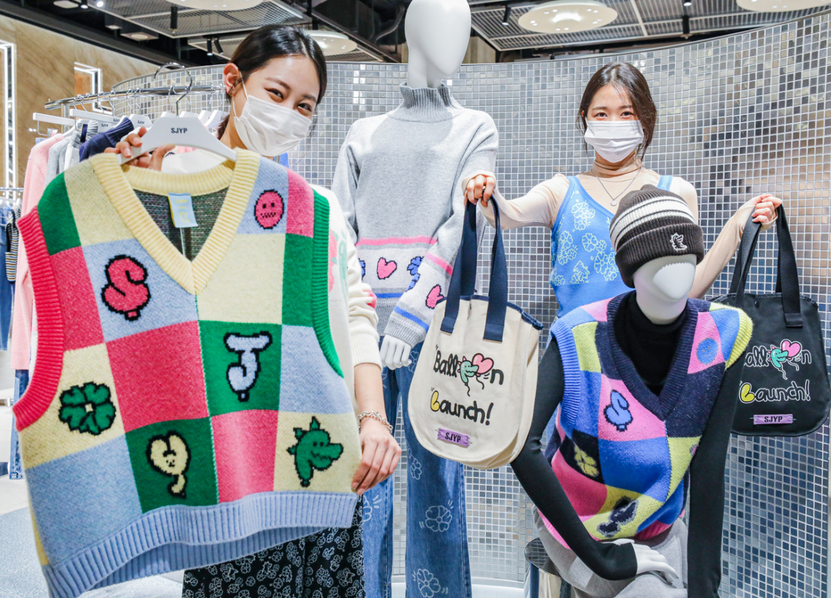 ▲13일 오전 경기도 성남시 현대백화점 판교점 4층 SJYP 매장에서 모델들이 'SJYP × BUWON' 캡슐 콜렉션을 소개하고 있다.  (사진제공=한섬)