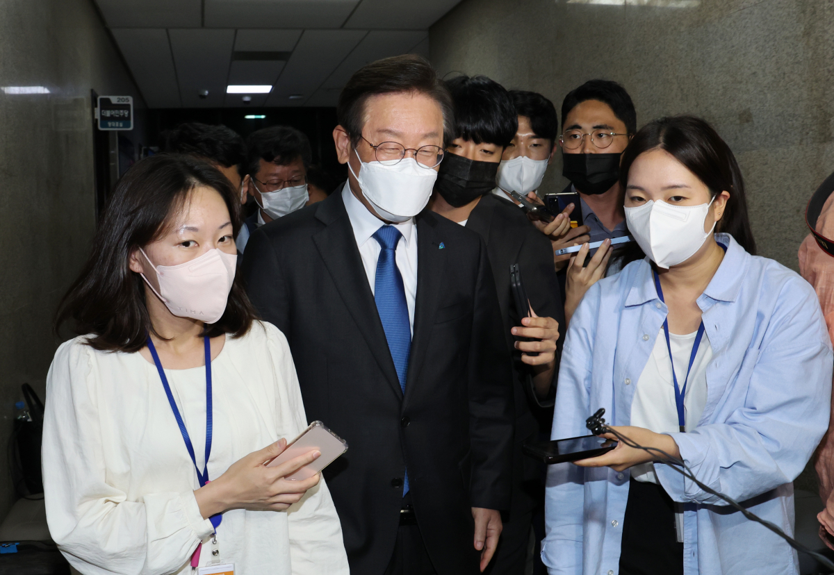 ▲더불어민주당 이재명 대표가 12일 오후 국회 당대표실에서 비공개회의를 마친 뒤 이동하며 취재진의 질문을 받고 있다. (국회사진기자단)