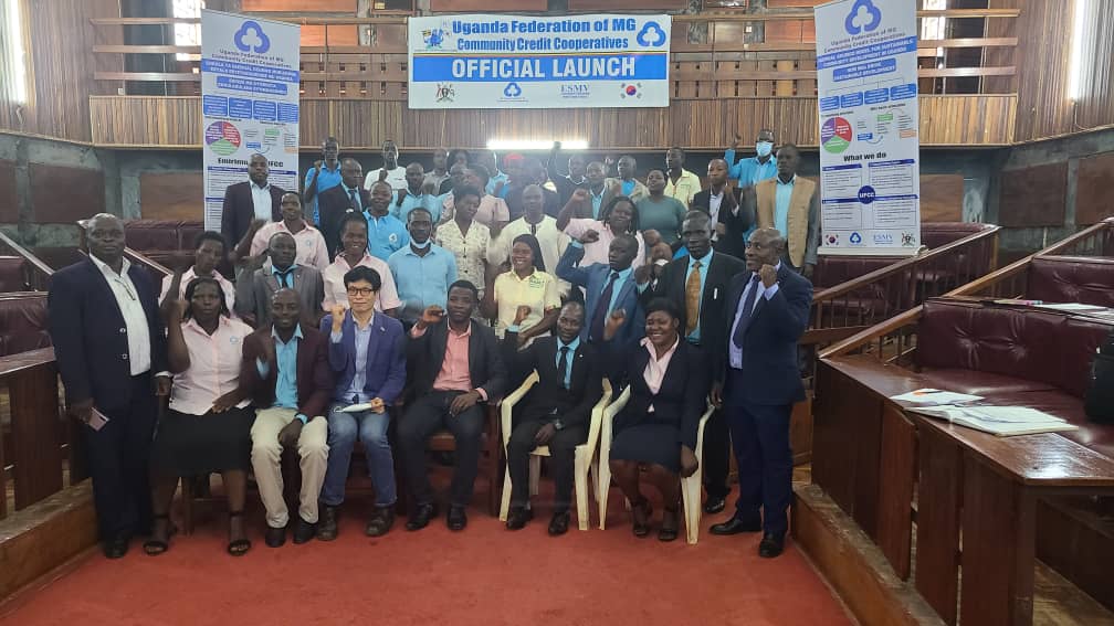 ▲우간다 새마을금고중앙회 창립총회를 개최하고 단체사진을 촬영하고 있다.