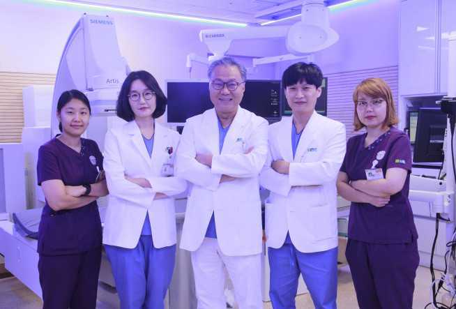 ▲순천향대 부천병원 소화기병센터 문종호 교수팀(왼쪽부터 조선화 간호사, 이윤나·문종호·신일상 교수, 송아리 간호사) (사진제공=순천향대 부천병원)