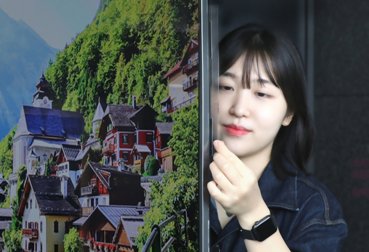 ▲투명 와이파이 안테나 시제품을 TV에 부착한 모습. (사진제공=LG유플러스)