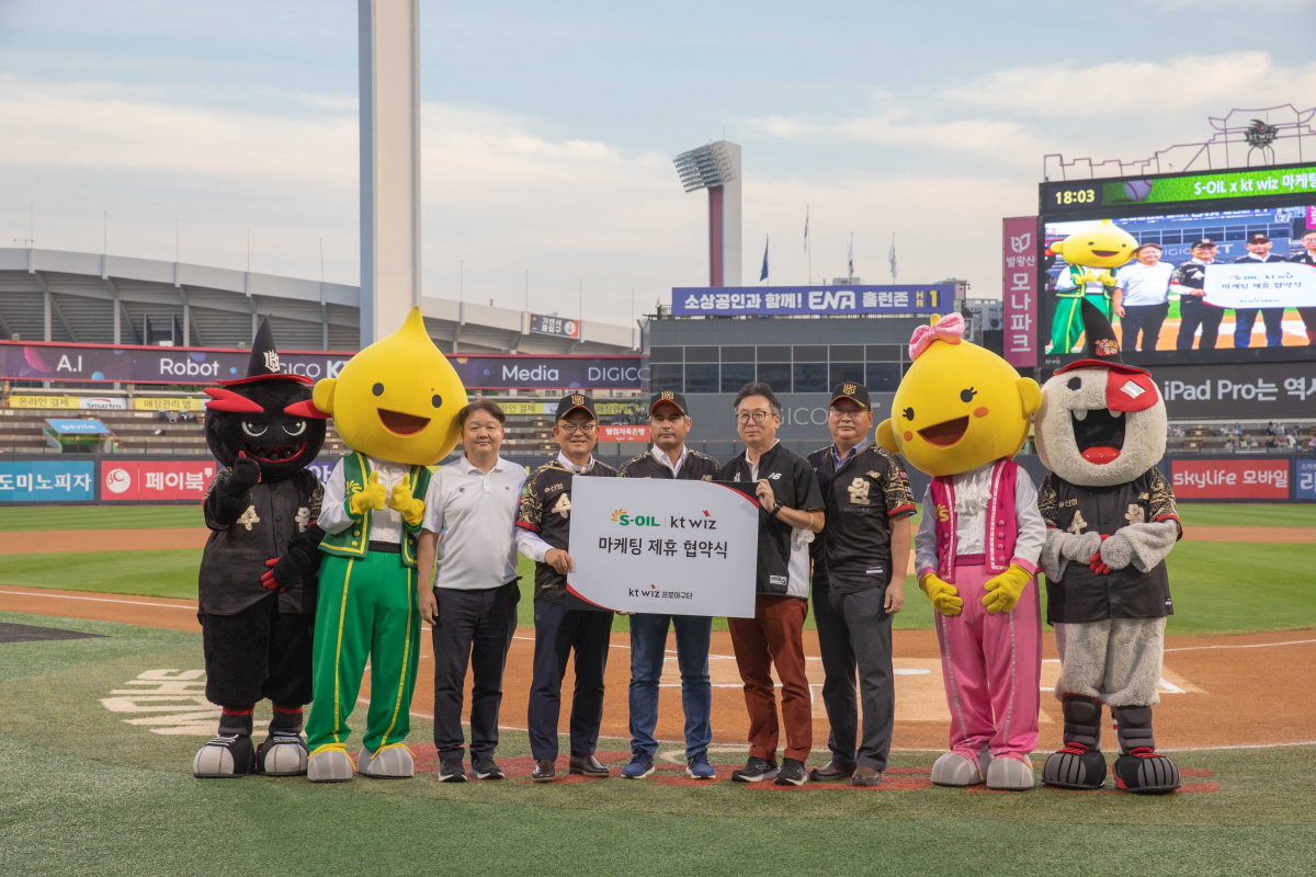 ▲후세인 알 카타니 에쓰오일 CEO (가운데)가 지난 8일 수원 KT위즈와 공동 마케팅 제휴 협약식을 갖고 관계자들과 기념촬영을 하고 있다. (사진제공=에쓰오일)
