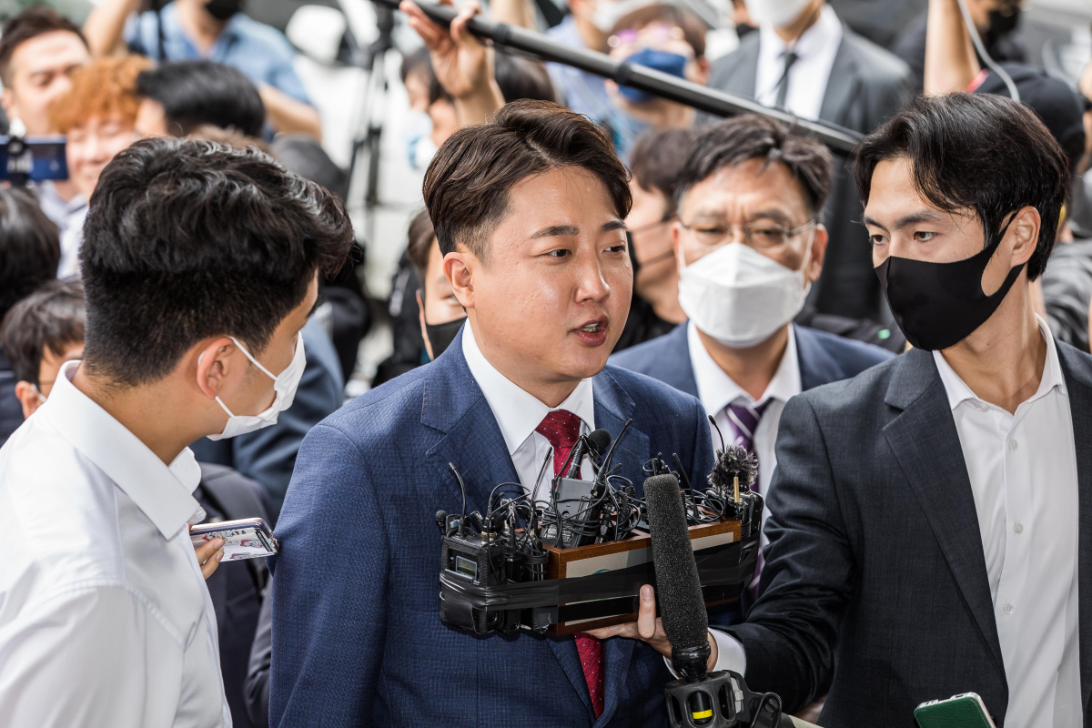 ▲[서울=뉴시스] 김선웅 기자 = 이준석 국민의힘 전 대표가 14일 서울 양천구 서울남부지방법원에서 열린 국민의힘 당헌 효력 정지 가처분 심문에 출석하고 있다. (공동취재사진) 2022.09.14. photo@newsis.com