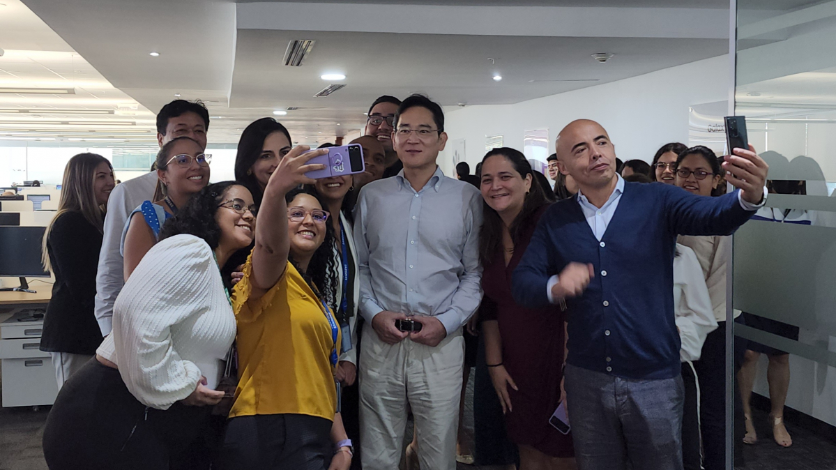 ▲이재용 부회장이 최근 삼성전자 파나마법인 직원들과 기념촬영을 하고 있다.  (사진제공=삼성전자)