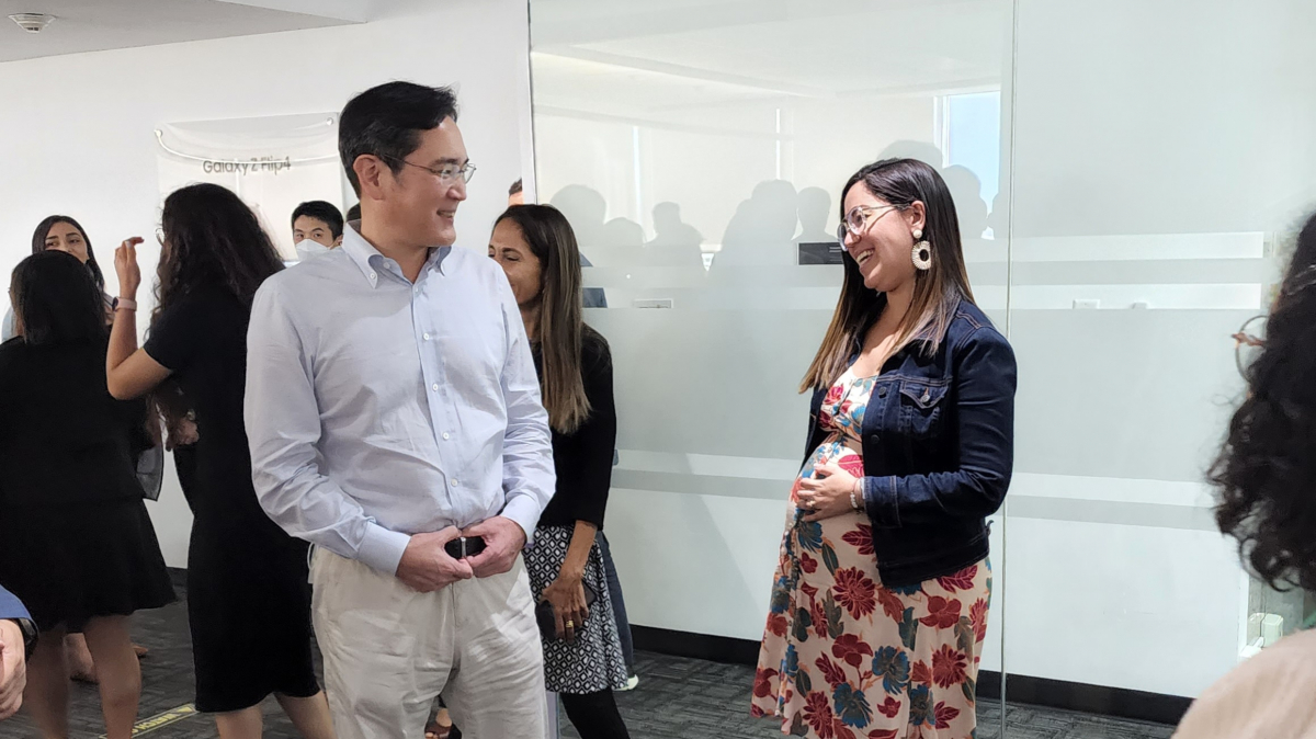 ▲이재용 부회장이 삼성전자 파나마법인 직원과 이야기를 나누고 있다. (사진제공=삼성전자)