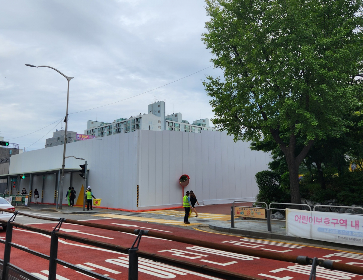 ▲14일 백석초등학교 인근에서 아이들이 어울림플라자 공사 현장을 지나 등교하고 있다. (김채빈 기자 chaebi@)