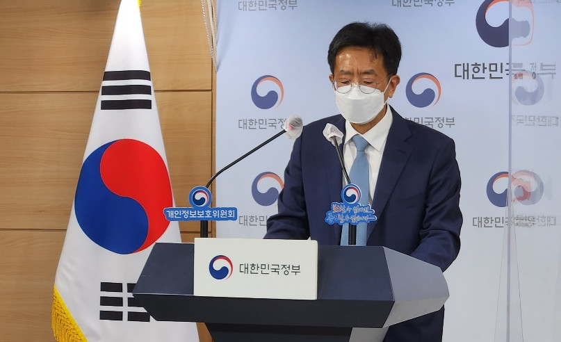 ▲양청삼 개인정보보호위원회 조사조정국장이 정부서울청사 3층 합동브리핑실에서 구글과 메타에 대한 시정명령 및 과징금 부과에 대해 설명하고 있다. (이시온 기자 zion0304@)