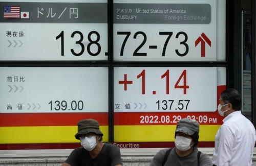 ▲일본 도쿄에서 8월 29일 시민들이 달러·엔 환율 전광판을 쳐다보고 있다. 도쿄/EPA연합뉴스
