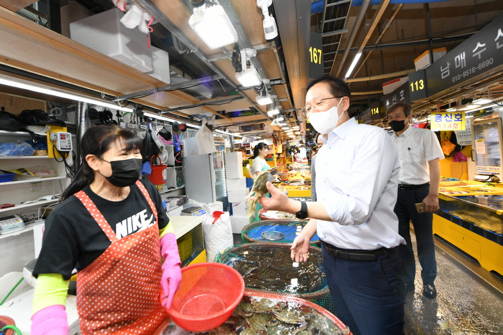 ▲조승환 해양수산부 장관이 7일 인천 소래포구를 방문해 수산물 물가를 점검하고 있다. (사진제공=해양수산부)