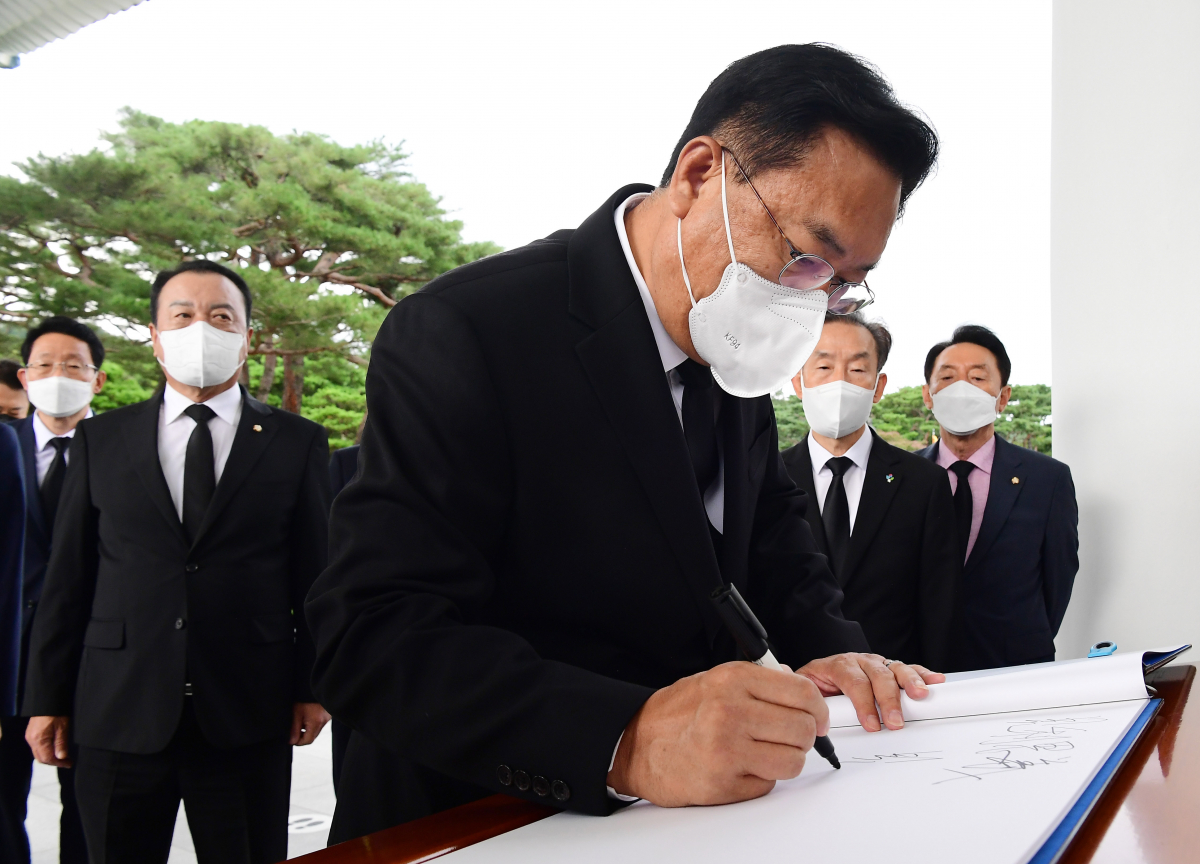 ▲[서울=뉴시스] 전진환 기자 = 정진석 국민의힘 비상대책위원장이 14일 서울 동작구 국립서울현충원에서 참배를 마치고 방명록을 적고 있다. (공동취재사진) 2022.09.14  photo@newsis.com