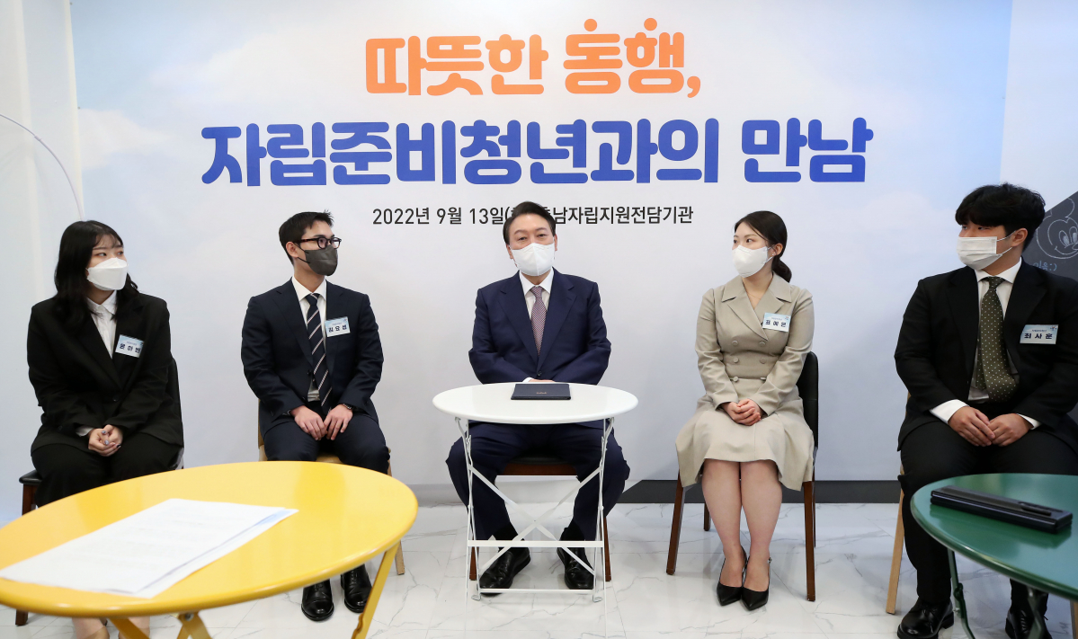 ▲윤석열 대통령이 13일 충남 아산시 충남자립지원전담기관인 희망디딤돌 충남센터에서 열린 자립준비청년 간담회에서 발언하고 있다. (대통령실통신사진기자단)