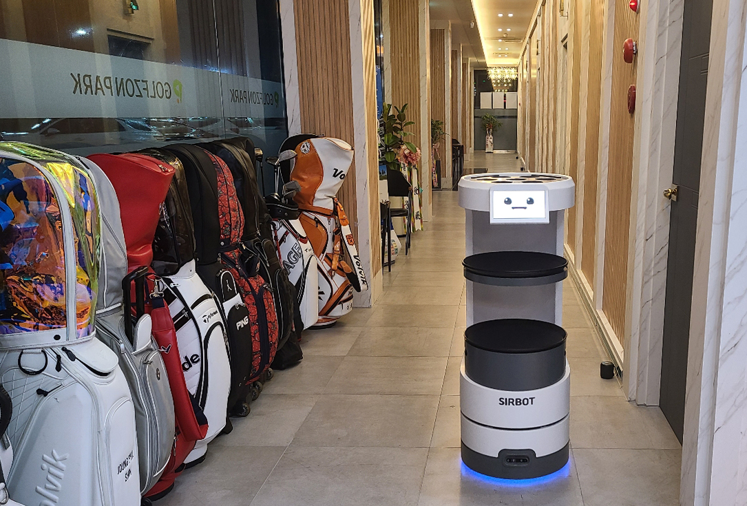 ▲스크린골프장에서 일손을 돕고 있는 알지티의 서비스 로봇 ‘써봇’의 모습 (사진제공=알지티)