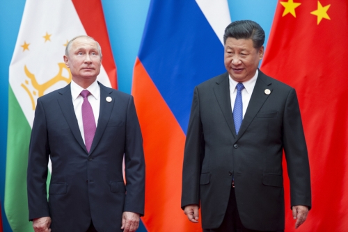 ▲블라디미르 푸틴 러시아 대통령과 시진핑 중국 국가주석이 2018년 6월 중국 산둥성 칭다오에서 개최된 상하이협력기구(SCO) 정상회의에서 만나 사진 촬영을 하고 있다. 칭다오/AP연합뉴스 

