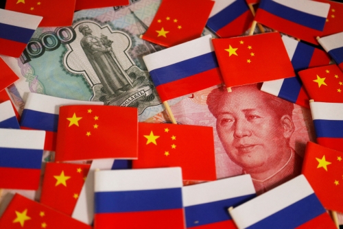 ▲중국 위안과 러시아 루블을 배경으로 중국과 러시아 국기가 보인다. 로이터연합뉴스
