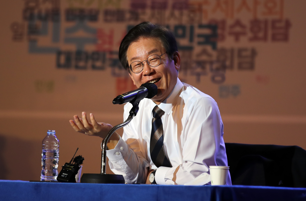 ▲이재명 더불어민주당 대표가 15일 저녁 전북 전주시 완산구 전북도청 야외공연장에서 열린 타운홀 미팅에 참석해 발언하고 있다. (연합뉴스)