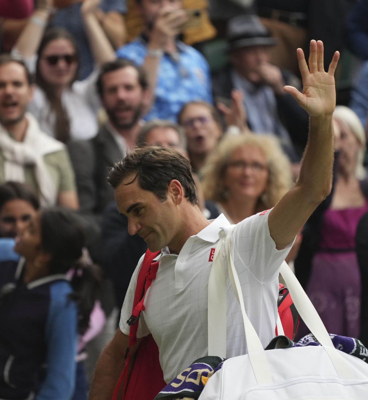 ▲로저 페더러가 7월 7일(현지시각) 영국 런던 윔블던의 올잉글랜드론테니스클럽에서 열린 윔블던 테니스 대회 남자 단식 8강전에서 후베르트 후르카치(폴란드)에 패한 뒤 경기장을 떠나고 있다. (AP/뉴시스)