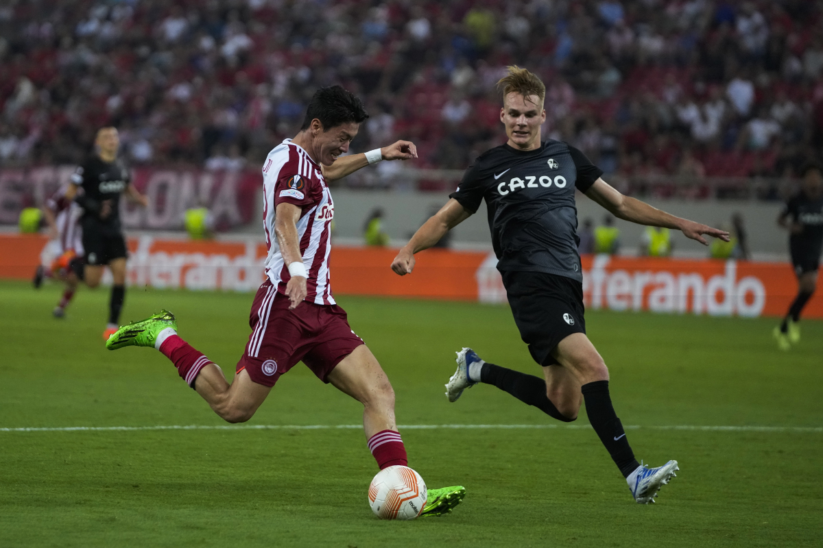 ▲그리스 프로축구 올림피아코스의 황의조가 2022~2023시즌 유럽축구연맹(UEFA) 유로파리그(UEL) 조별리그 G조 2차전 프라이부르크와의 경기에서 슛을 시도하고 있다. (AP/뉴시스)