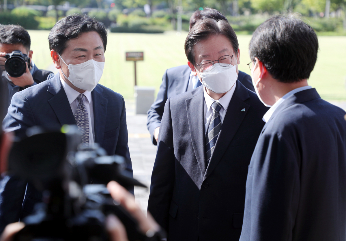 ▲이재명 더불어민주당 대표가 16일 전북도청을 찾아 인사를 나누고 있다. 왼쪽은 김관영 전북도지사. (전주=연합뉴스)