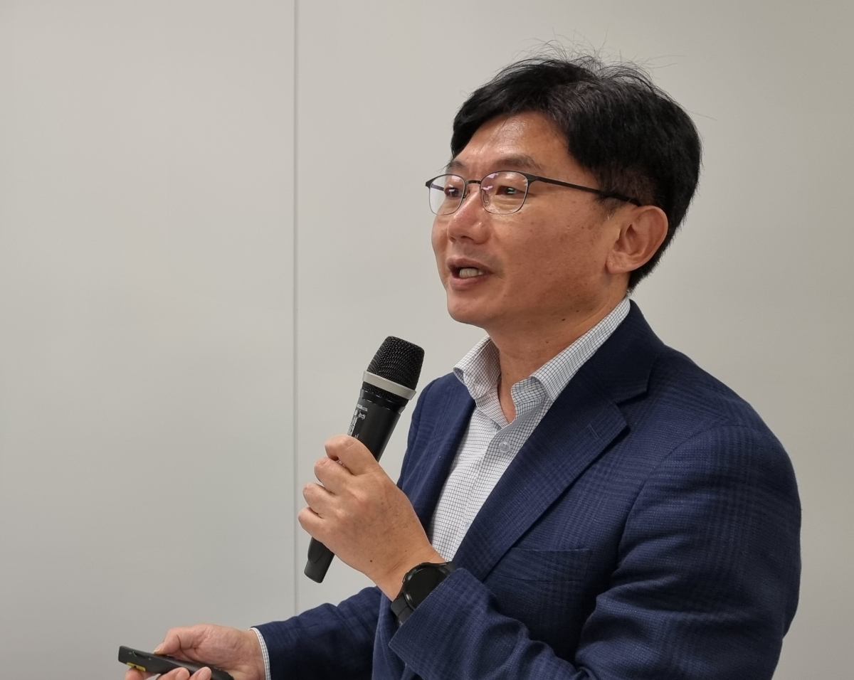 ▲삼성전자 DX 부문 제품환경전략 추진과제를 소개하고 있는 삼성전자 DX 글로벌CS센터장 김형남 부사장. (사진제공=삼성전자)