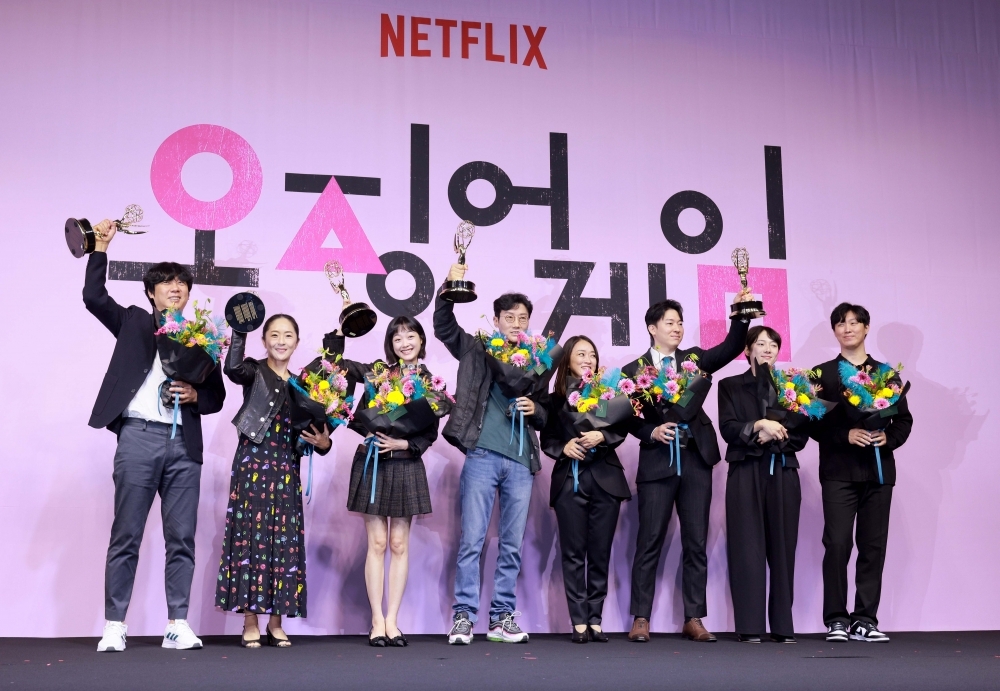 ▲황동혁 감독, 배우 이유미, 김지연 싸이런픽쳐스 대표 등이 16일 서울 중구 웨스틴조선호텔에서 열린 제74회 프라임타임 에미상(Primetime Emmy Awards) '오징어 게임' 수상 기념 기자간담회에서 포토타임을 갖고 있다. 넷플릭스 드라마 '오징어 게임'은 '프라임타임 에미상'에서 남우주연상(이정재)과 감독상(황동혁 감독)을 수상했으며, 앞서 열린 '크리에이티브 아츠 에미상'에서 여우게스트상(이유미), 싱글 에피소드 부문 특수시각효과상(정재훈 외), 스턴트 퍼포먼스(임태훈 외), 프로덕션 디자인상(채경선 외) 등 기술부문을 포함, 총 6관왕을 차지했다. 신태현 기자 holjjak@ (이투데이DB)