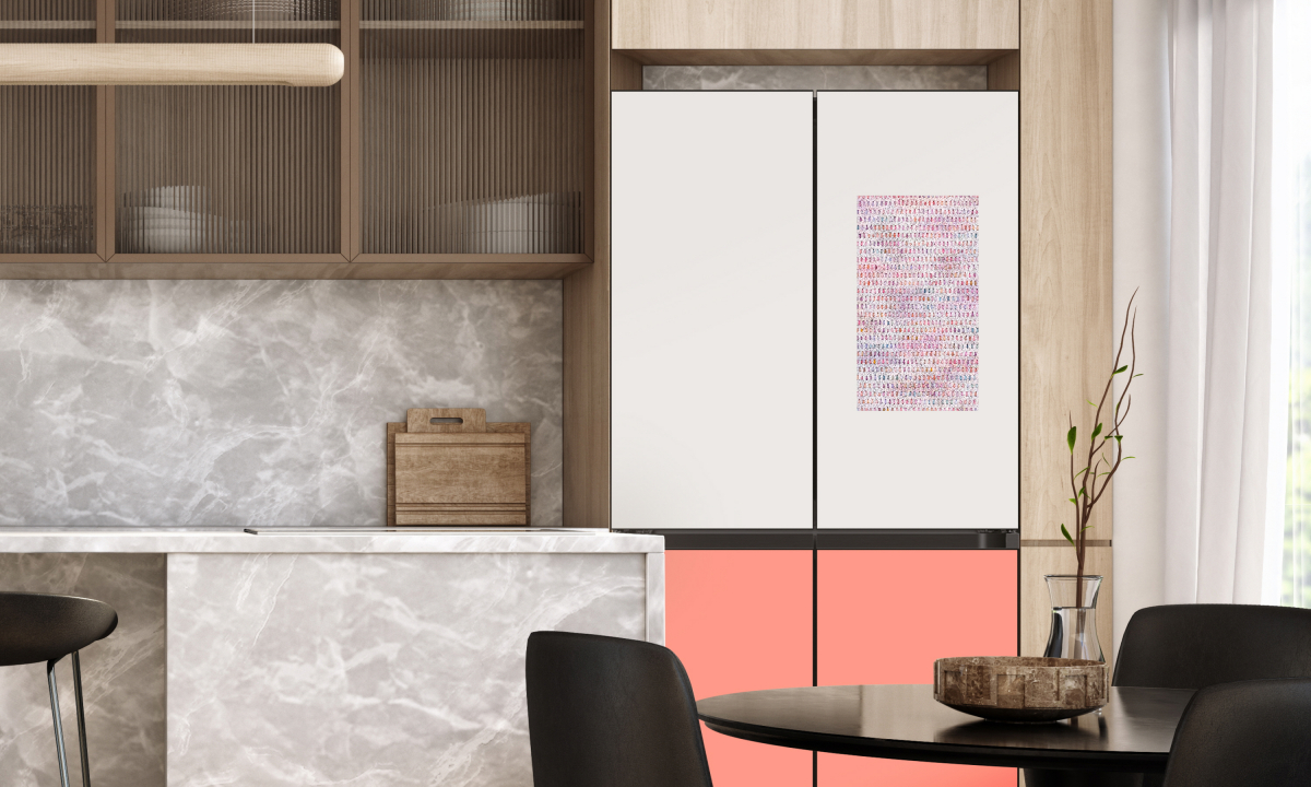 ▲삼성 패밀리허브 냉장고 전용 애플리케이션 '비스포크 아뜰리에'로 집안 인테리어를 연출한 이미지. 냉장고 스크린 속 작품은 전광영 작가의 '집합'  (사진제공=삼성전자)