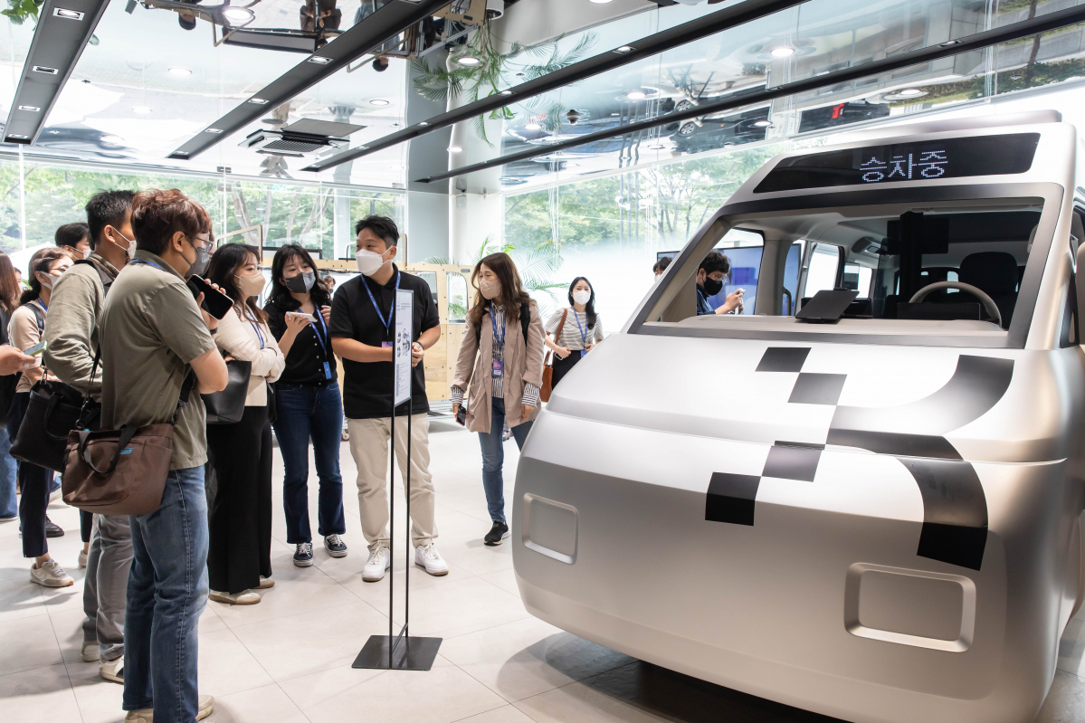 ▲현대자동차그룹이 16일 서울 서초구 ‘UX 스튜디오 서울’에 전한한 개발 중인 목적기반모빌리티(PBV)의 '엔지니어링 벅(사전 제작 모형)'에 관한 설명을 듣는 참가자들 (사진제공=현대자동차그룹)