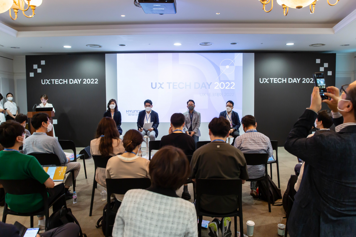 ▲'UX 테크 데이 2022'에 참석한 현대차그룹 관계자. 왼쪽부터 김효린 현대차·기아 제품UX총괄실 상무, 양희원 현대차·기아 제품통합개발담당
류지성 현대차·기아 바디개발센터 전무, 신용석 현대차·기아 바디통합선행개발실 상무 (사진제공=현대자동차그룹)