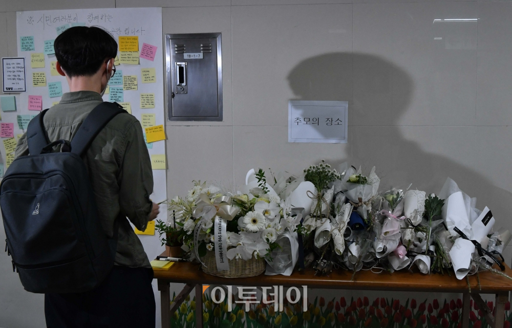 ▲16일 서울 중구 신당역에 마련된 ‘신당역 스토킹 살인 사건’ 추모공간에 시민들의 추모 행렬이 이어지고 있다. 신태현 기자 holjjak@