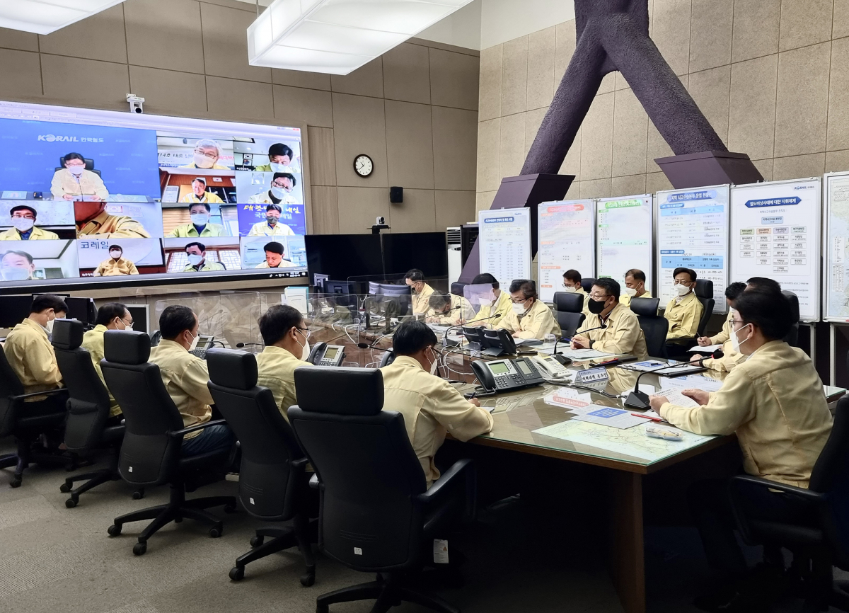 ▲나희승 한국철도공사 사장이 18일 대전사옥에서 태풍 ‘난마돌’에 대비해 전국 소속장이 참석한 긴급 영상회의를 열고 대응태세를 점검하고 있다. (사진제공=한국철도공사)