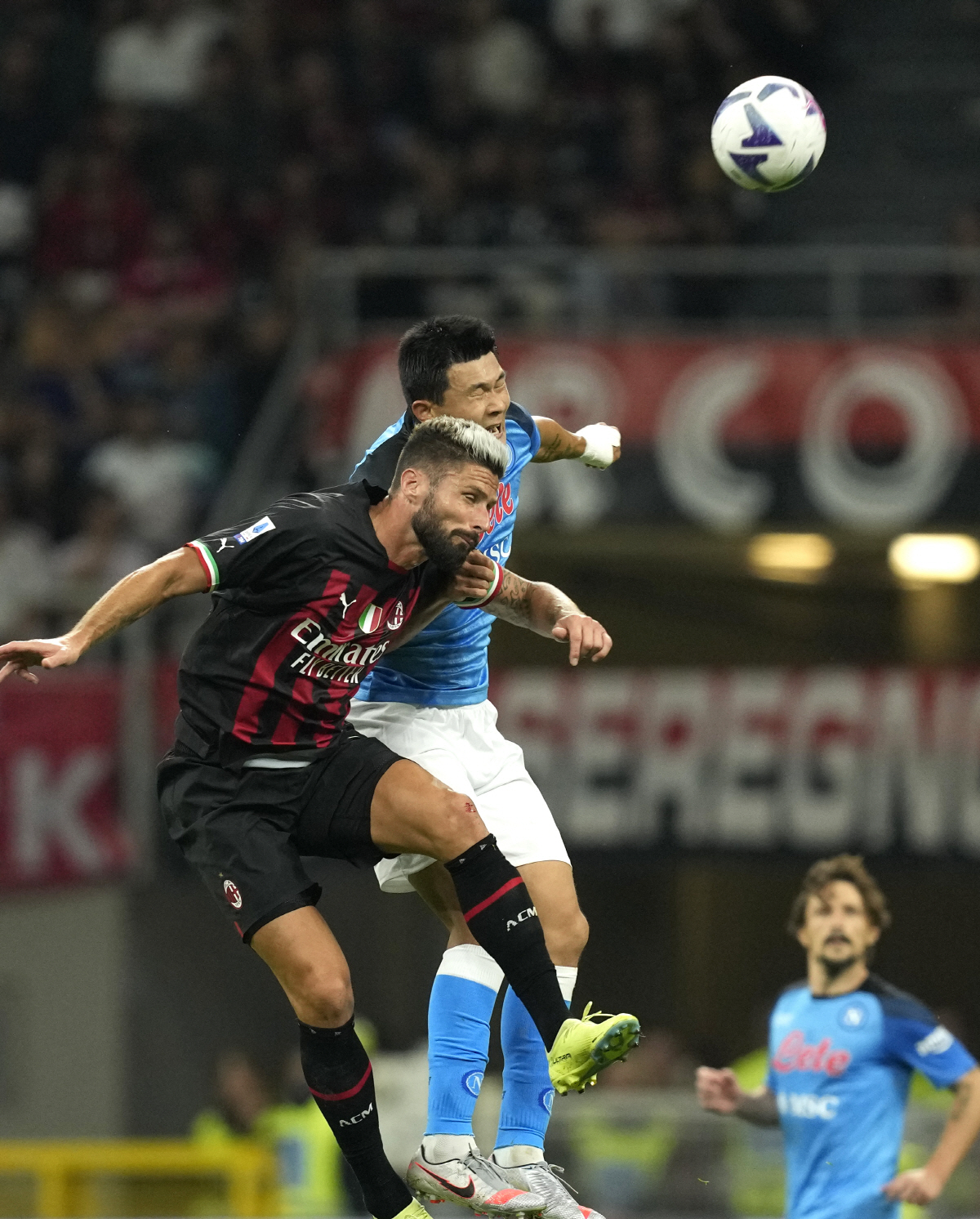 ▲19일(한국시각) 열린 2022~2023 세리에 A 7라운드 경기에서 이민재(나폴리)가 올리비에 지루(AC밀란)와 공중볼 경합을 하고 있다.
(AP/연합뉴스)