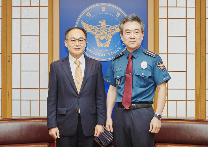 ▲이원석(왼쪽) 검찰총장이 19일 서울 서대문구 경찰청에서 윤희근 경찰청장을 만나 기념 촬영을 하고 있다. (경찰청)