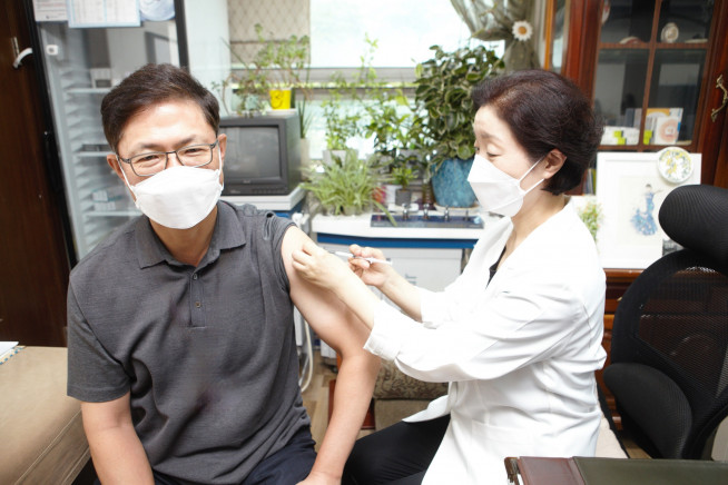 ▲안재용 SK바이오사이언스 사장이 19일 경기도 분당에 위치한 한사랑김경희 소아청소년내과에서 스카이코비원으로 코로나19 백신 4차 접종을 진행하고 있다. (사진제공=SK바이오사이언스)