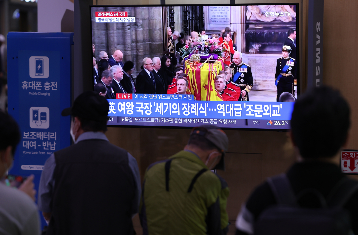▲ 서울역에 고 엘리자베스 2세 영국 여왕 국장 관련 방송이 나오고 있다.  (연합뉴스)