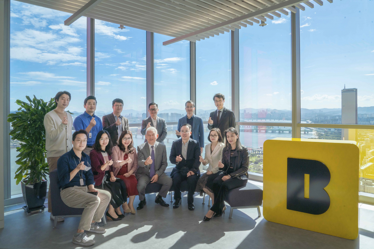 ▲쩐반(아랫줄 왼쪽 네번째) 방문단장과 응우웬 바 지엡(윗줄 왼쪽 네번째) 모모 공동 창업자 등 베트남 핀테크 연구단 일행이 20일 서울 영등포구 카카오뱅크 여의도오피스를 찾아 기념 촬영을 하고 있다.