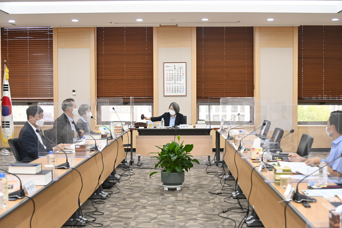 ▲김영란(가운데) 양형위원회 위원장이 19일 오후 서울 서초동 대법원에서 열린 양형위 제119차 회의에서 의사봉을 두드리고 있다. (대법원)