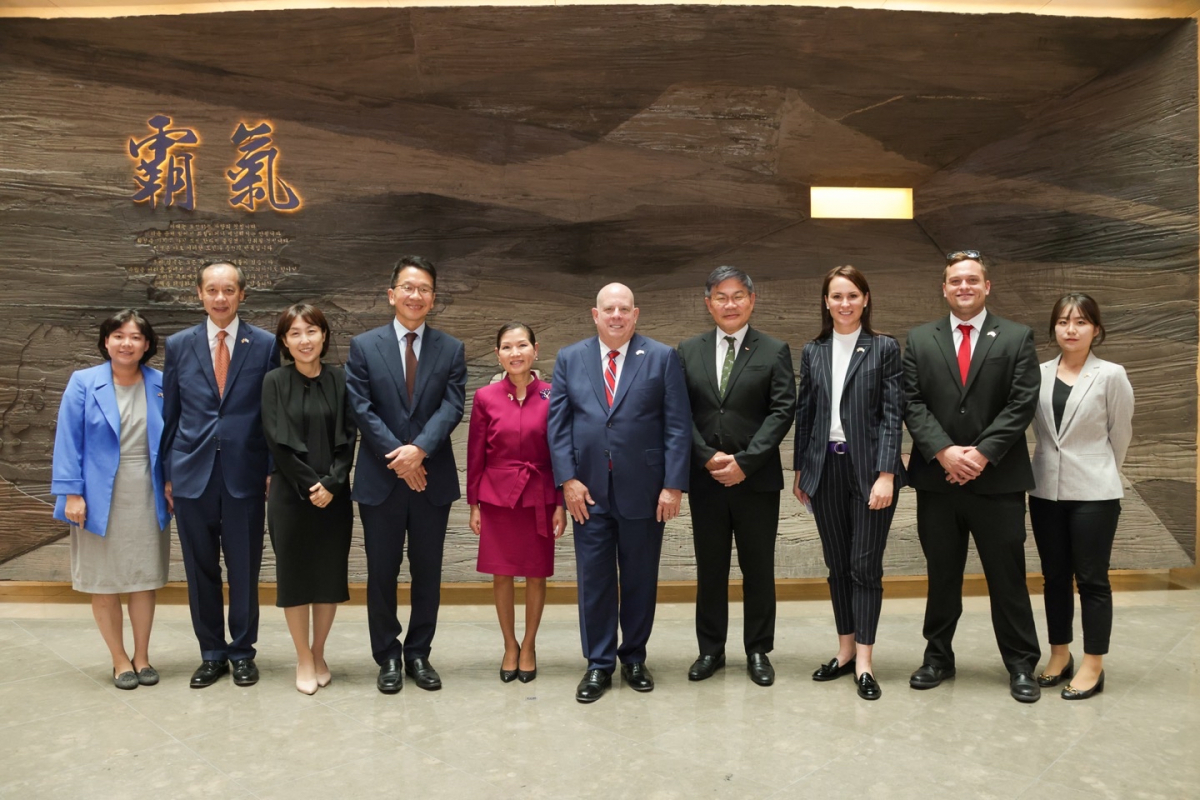 ▲20일 경기도 판교에 위치한 SK바이오사이언스 본사에서 래리호건 미국 메릴랜드 주지사(왼쪽에서 6번 째)와 아내 유미 호건(왼쪽에서 5번째) SK디스커버리 최창원 부회장(왼쪽에서 4번 째), 안재현 사장(왼쪽에서 7번째)이 기념촬영하고 있다. (사진제공=SK바이오사이언스)