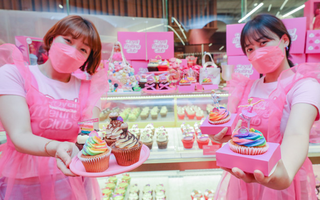 ▲21일 더현대 서울 지하1층 로얄멜팅클럽 팝업스토어에서 직원들이 상품들을 소개하고 있다. (사진제공=현대백화점)