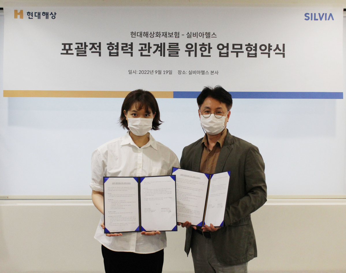 ▲현대해상은 ‘치매극복의 날(9/21)’을 맞이해 디지털 헬스케어 서비스 실비아 운영사인 실비아헬스와 ‘고령자의 인지기능 향상 및 치매 예방을 위한 포괄적 업무 협약(MOU)’을 체결 했다고 21일 밝혔다. 현대해상 정규완 디지털전략본부장(오른쪽)과 실비아헬스 고명진 대표이사가 기념촬영을 하고 있다. (사진제공=현대해상)