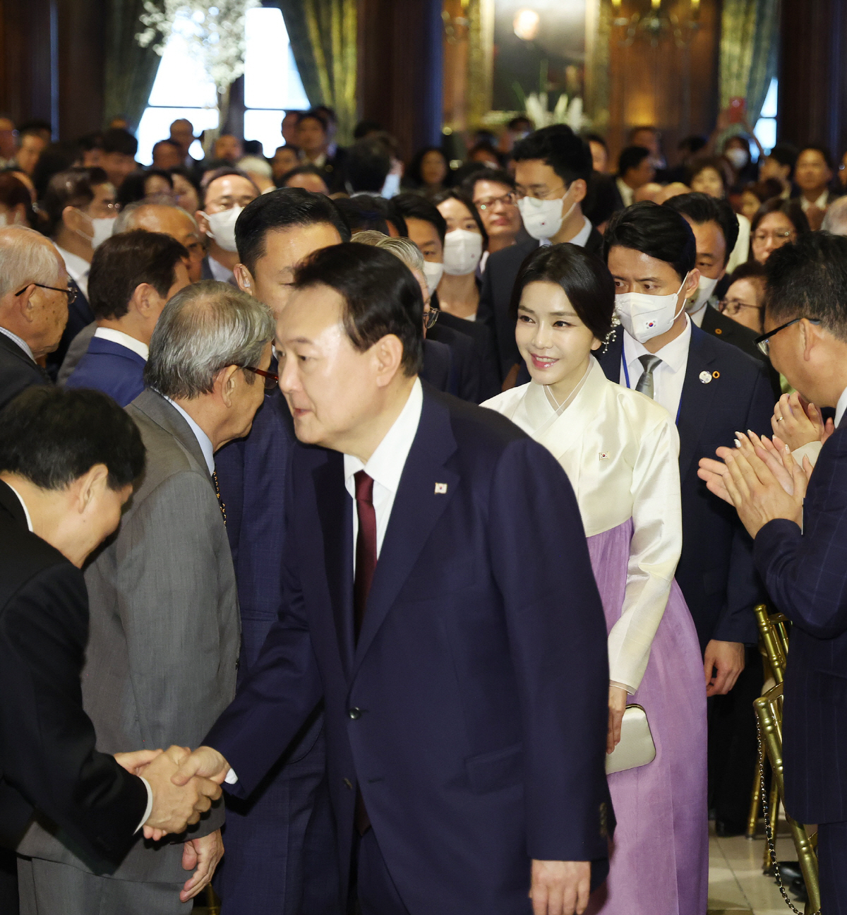 ▲윤석열 대통령과 김건희 여사가 20일(현지시간) 미국 뉴욕 시내 한 연회장에서 열린 동포간담회에 입장하고 있다.  (연합뉴스)