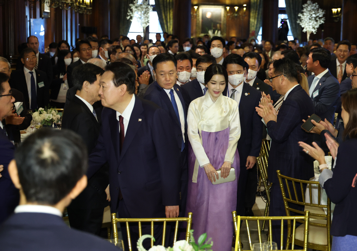 ▲윤석열 대통령과 김건희 여사가 20일(현지시간) 미국 뉴욕 시내 한 연회장에서 열린 동포간담회에 입장하고 있다.  (연합뉴스)