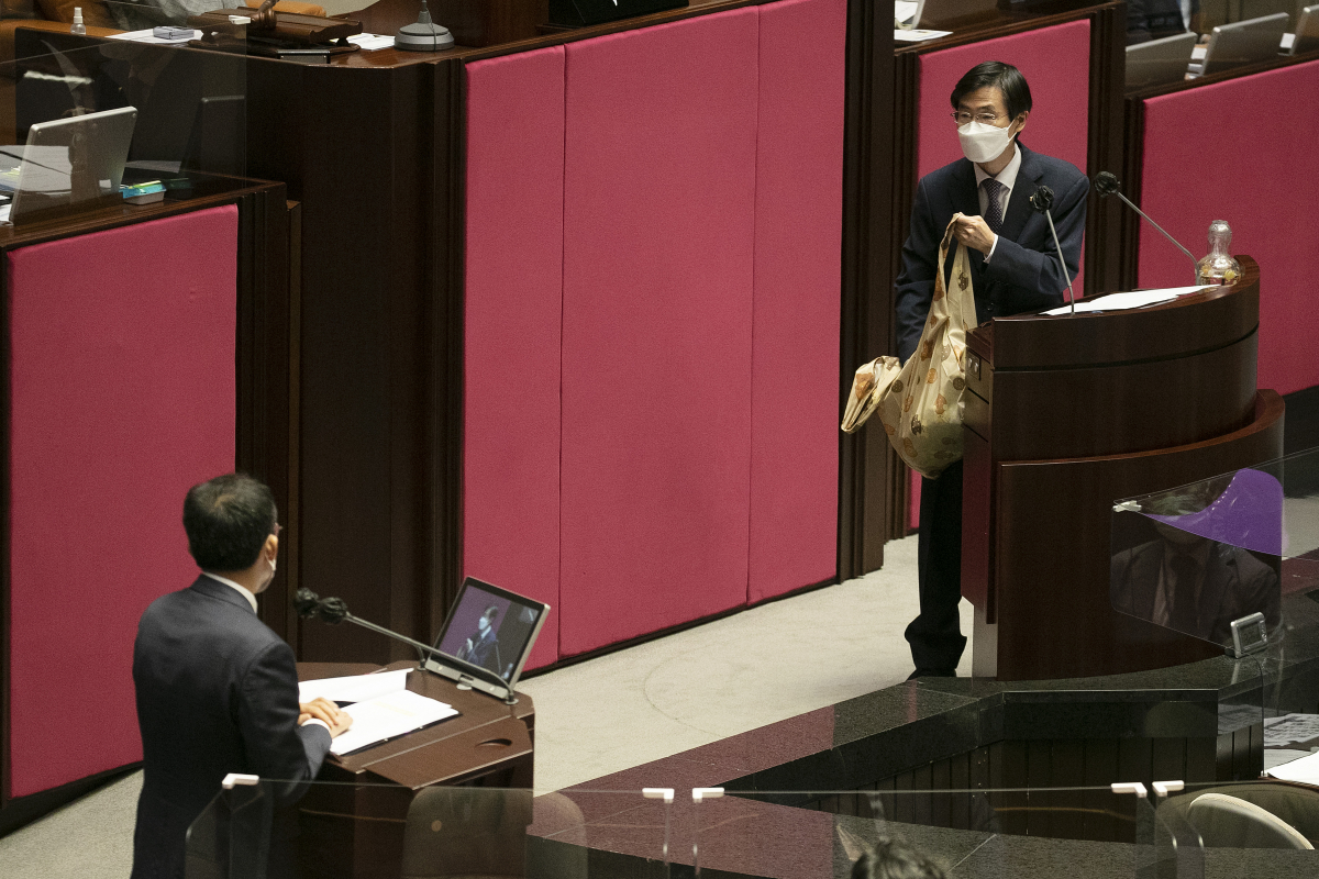 ▲국민의힘 조경태 의원이 21일 오후 서울 여의도 국회 본회의장에서 열린 제400회 국회(정기회) 제5차 본회의 대정부 질문(경제분야)에서 직접 장을 봐서 온 장바구니를 들고 추경호 부총리 겸 기획재정부 장관에게 장바구니 물가에 대한 질문을 하고 있다. (국회사진기자단)