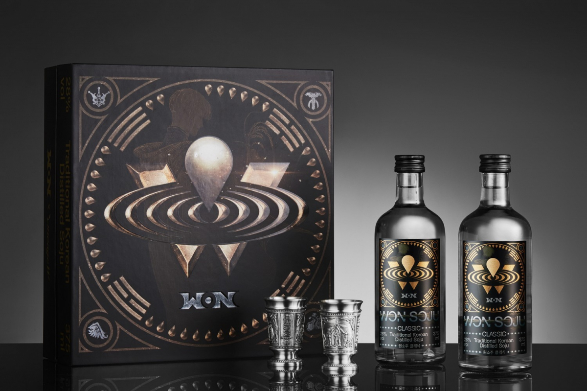 ▲원소주 클래식 리니지 W 에디션 주석잔 세트. (사진제공=원스피리츠)