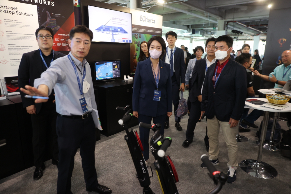 ▲이영 중소벤처기업부 장관이 20~21일 이틀간 뉴욕 맨해튼에서 열린 '한미 스타트업 써밋'에서 현장을 둘러보고 있다.  (사진제공=중소벤처기업부)