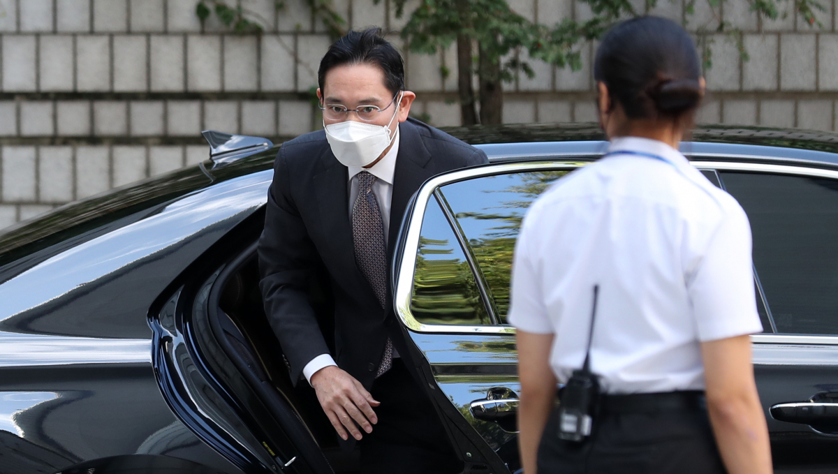 ▲삼성 부당합병 의혹으로 재판을 받고 있는 이재용 삼성전자 부회장이 22일 오전 서울 서초구 서울중앙지방법원에서 열린 66차 공판에 출석하기 위해 차에서 내리고 있다.  (뉴시스)