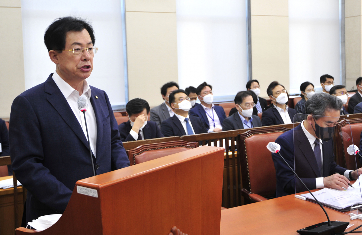 ▲[서울=뉴시스] 김선웅 기자 = 이만희 국회 행정안전위원회 소위원장이 22일 오전 서울 여의도 국회에서 열린 행정안전위원회 전체회의에서 심사결과를 발표하고 있다. (공동취재사진) 2022.09.22. photo@newsis.com