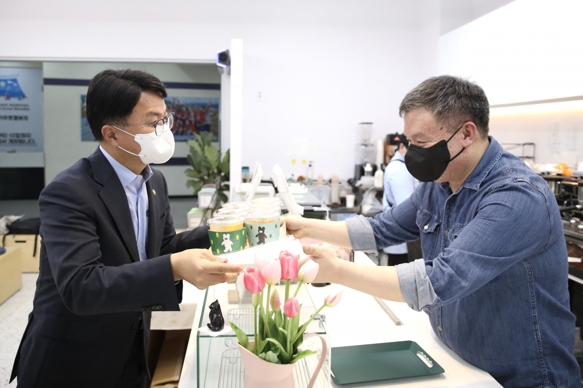 ▲조주현 중소벤처기업부 차관이 22일 스타벅스 상생음료 판매 카페인 서울 영등포구 커브사이드를 방문해 주문한 스타벅스 상생음료(한라문경스위티)를 받고 있다. (사진제공=중소벤처기업부)