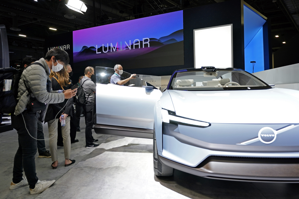 ▲미국 라스베이거스에서 1월 5일(현지시간) ‘CES 2022’ 전시회장에 전시된 볼보의 전기차를 참관객들이 살펴보고 있다. 라스베이거스/AP뉴시스
