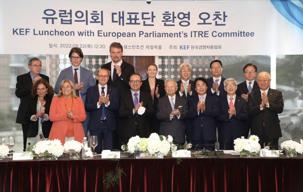 ▲손경식 경총 회장(앞줄 왼쪽에서 다섯번째)과 크리스티안 부소이 유럽의회 산업연구에너지위원장(앞줄 왼쪽에서 네번째), 오스마 카라스 유럽의회 제1부의장(앞줄 왼쪽에서 세번째), 마리아 카스티요 페르난데스 주한EU대사(앞줄 왼쪽에서 두번째)를 비롯한 경총 회장단과 유럽의회 대표단이 단체사진을 촬영하고 있다.  (사진제공=한국경영자총협회)