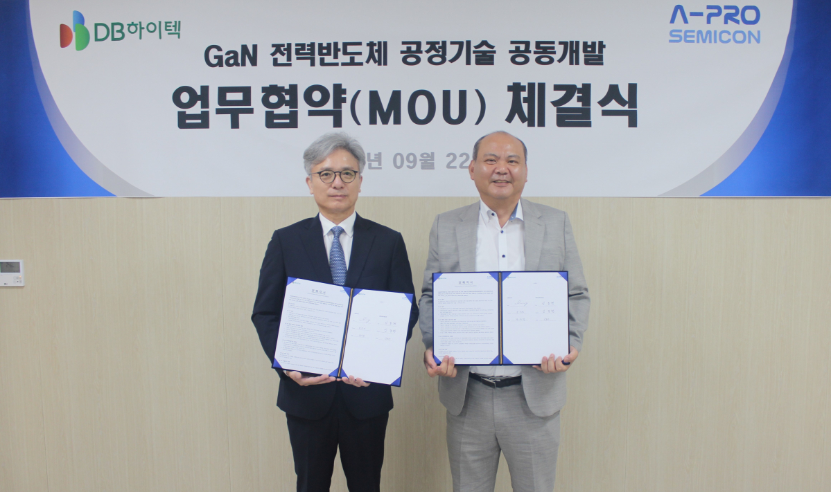 ▲조기석 DB하이텍 파운드리영업본부장 부사장(오른쪽)과 임종현 에이프로세미콘 대표(왼쪽)가 GaN 전력반도체 파운드리 공정기술 개발 업무협약 체결 후 기념촬영을 했다.
(사진제공=DB하이텍)