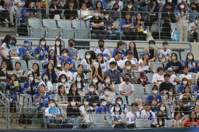 ▲시민들이 마스크를 쓰고 야구를 관람하고 있다.(연합뉴스)